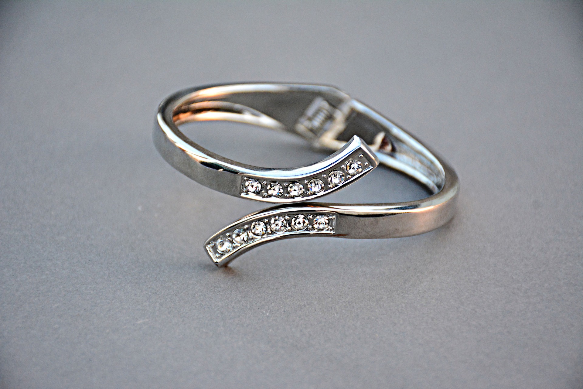 Можно ли носить кольцо после смерти мужа по народным приметам