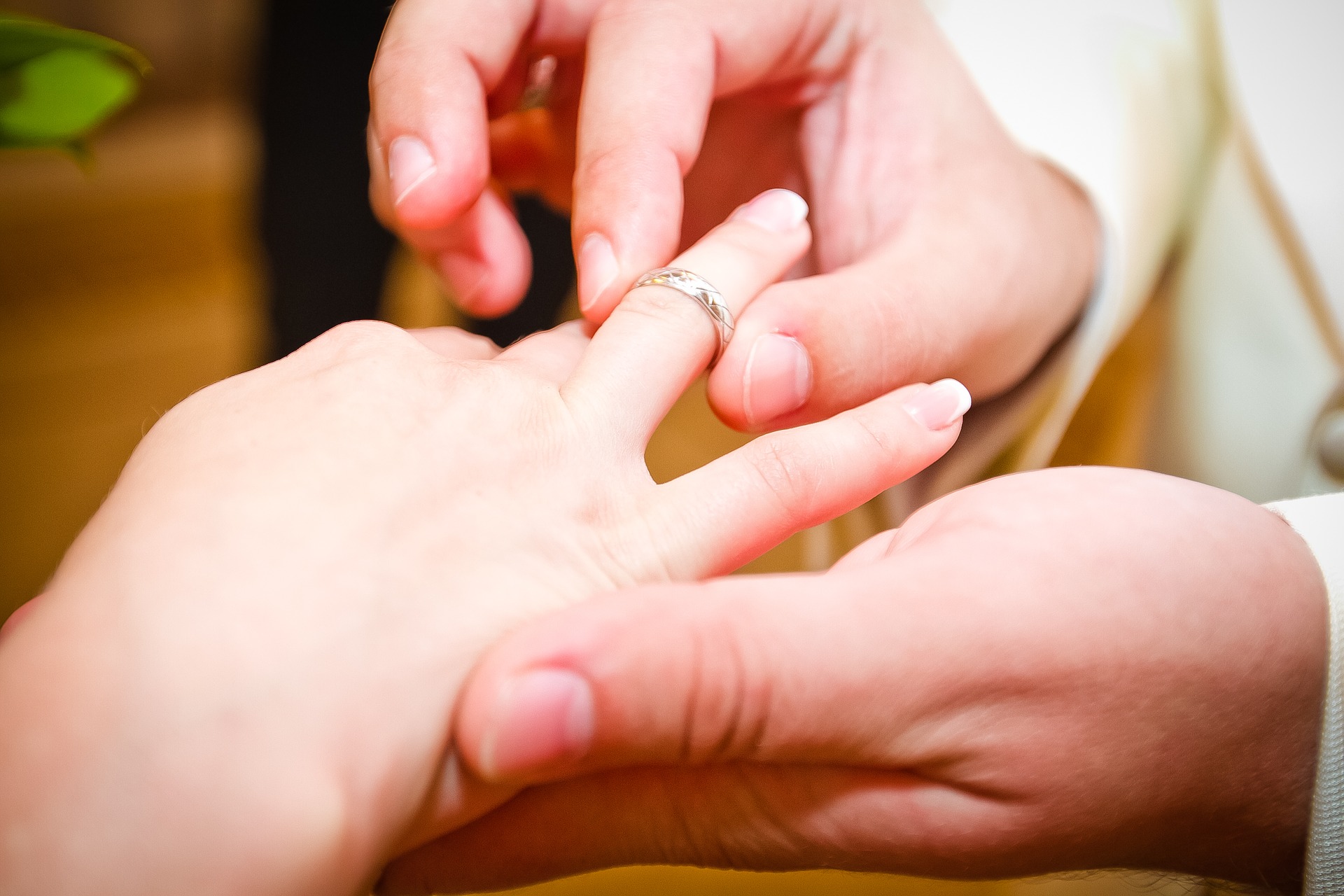 Можно ли носить обручальное кольцо до свадьбы по народным приметам