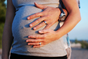 Гладить беременную по животу